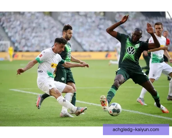 阿库尼亚在赛季中的表现稳健，展现出强大的防守能力和进攻威胁。